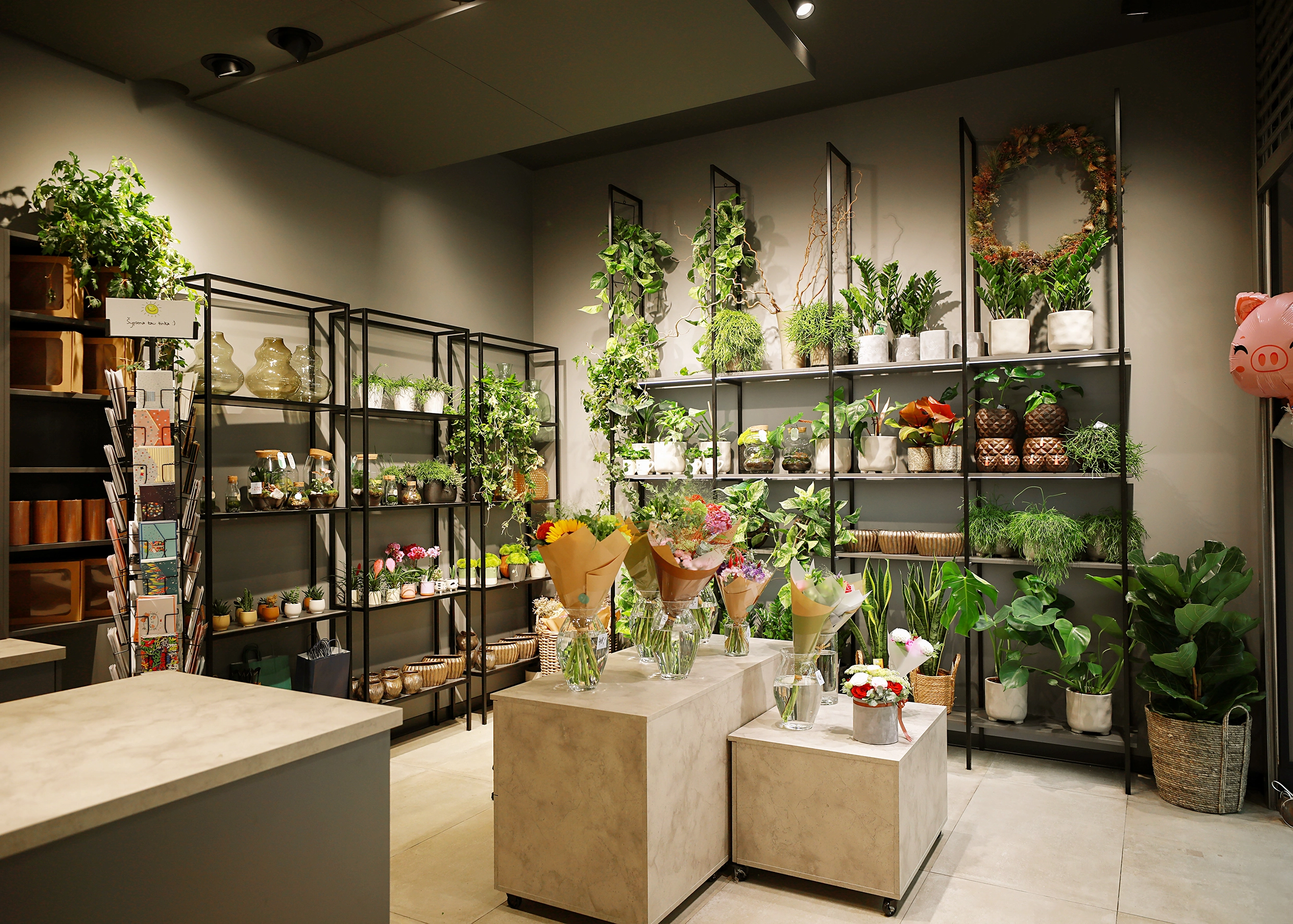 Lentynų ir pertvarų įrengimas